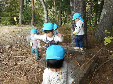 上古田保育園：林までお散歩！！