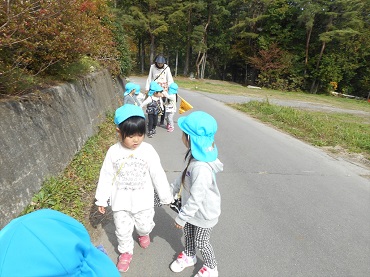 上古田保育園：林までお散歩！！