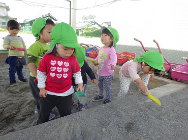 東みのわ保育園：２歳児こあら組の砂遊び