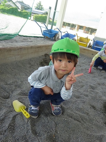 東みのわ保育園：２歳児こあら組の砂遊び