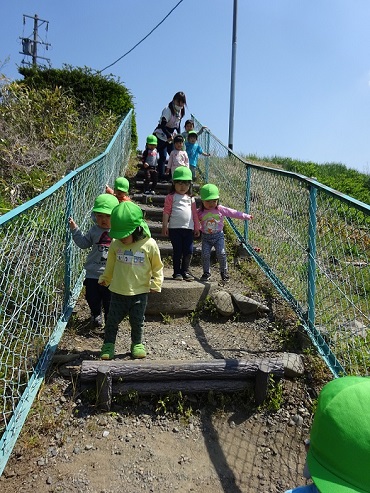 東みのわ保育園：２歳児こあら組の階段に挑戦！