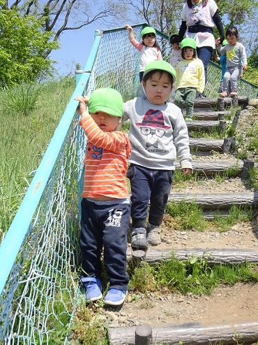 東みのわ保育園：２歳児こあら組の階段に挑戦！