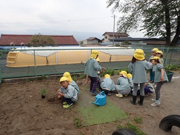上古田保育園：花壇を作ろう！