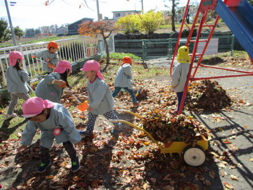 上古田保育園：落ち葉で遊ぼう