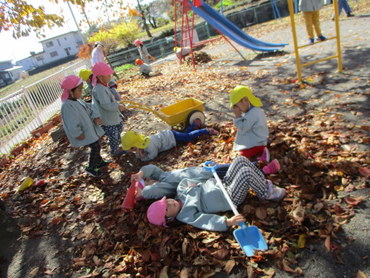 上古田保育園：落ち葉で遊ぼう