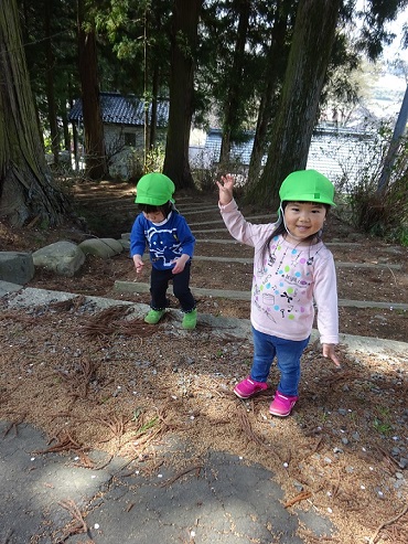 東みのわ保育園：こあら組（２歳児）の散歩