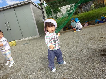 東みのわ保育園：こあら組（2歳児）とひよこ組（0歳児）の戸外遊び