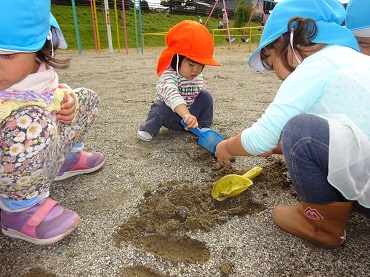 東みのわ保育園：こあら組（2歳児）とひよこ組（0歳児）の戸外遊び
