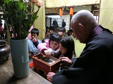 東みのわ保育園：普済寺の花祭りに行きました