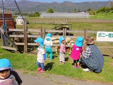 東みのわ保育園：２歳児こあら組の散歩