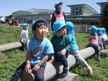 松島保育園：クローバーの丘で遊んだよ