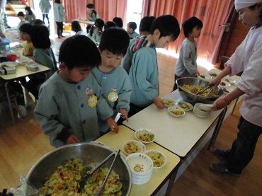 上古田保育園：今日は楽しい「セレクト給食の日」
