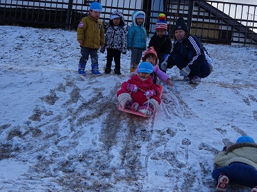 東みのわ保育園：未満児組の雪遊び