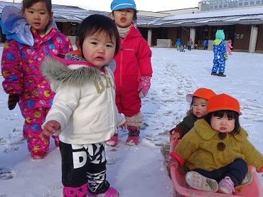 東みのわ保育園：未満児組の雪遊び