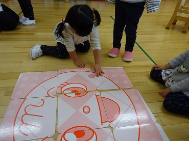 東みのわ保育園：２歳児こあら組の正月遊び