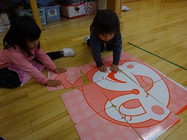 東みのわ保育園：２歳児こあら組の正月遊び