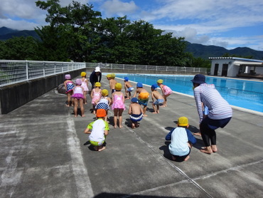 東みのわ保育園：小学校のプールで自由参観