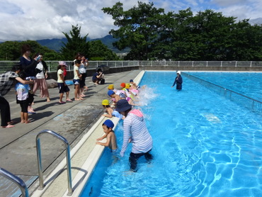東みのわ保育園：小学校のプールで自由参観