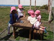 松島保育園：園庭に木製のいす・テーブル登場！