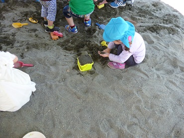木下北保育園：砂遊びが始まったよ！