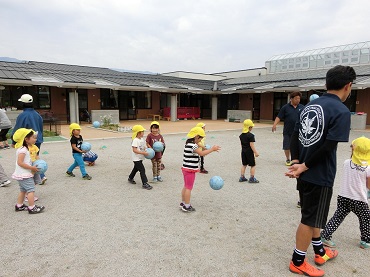 東みのわ保育園：中学生とサッカー教室