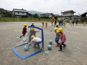 東みのわ保育園：中学生とサッカー教室