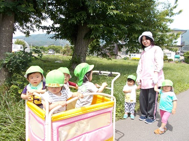 上古田保育園：未満児「みんなでお散歩！」