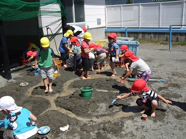 松島保育園：裸足って気持ちいいな（年少・年中組）～砂場で川作り～