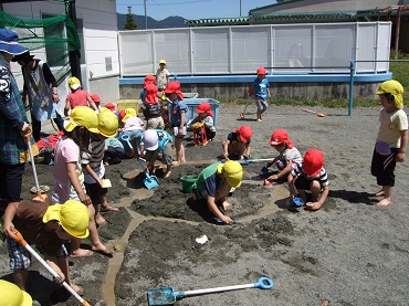 松島保育園：裸足って気持ちいいな（年少・年中組）～砂場で川作り～