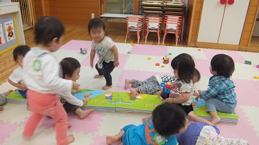 松島保育園：1歳児、雨の日バスごっこ（うさぎ組）