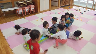 松島保育園：1歳児、雨の日バスごっこ（うさぎ組）