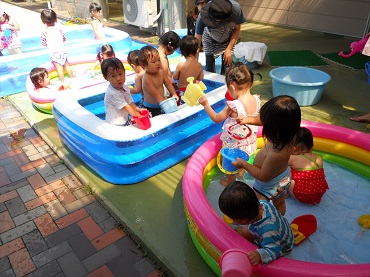 松島保育園：うさぎ1組プール遊び（1歳児）