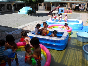 松島保育園：うさぎ1組プール遊び（1歳児）