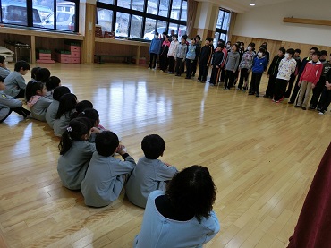 東みのわ保育園：東小学校６年生との「読みあい」