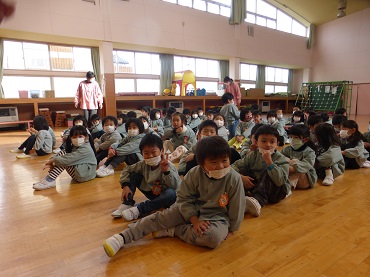 松島保育園：ポンチョの寄贈