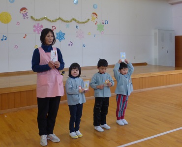 松島保育園：ポンチョの寄贈