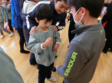 東みのわ保育園：箕輪東小の５年生と交流会