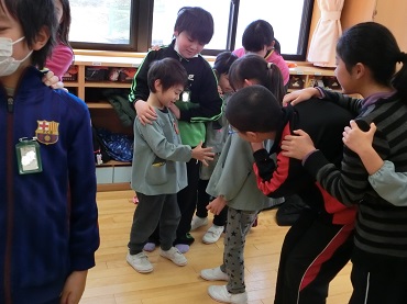 東みのわ保育園：箕輪東小の５年生と交流会