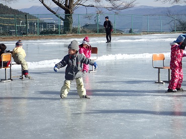 上古田保育園：スケートあそびが始まったよ