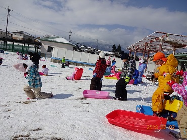 松島保育園：雪遊びは楽しいね！