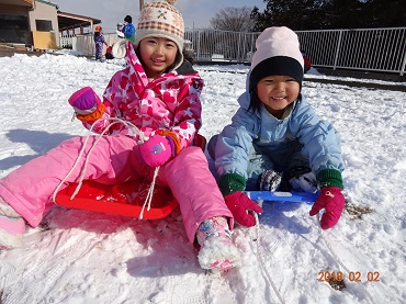 松島保育園：雪遊びは楽しいね！