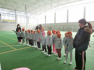 東みのわ保育園：長田ドームでサッカー教室
