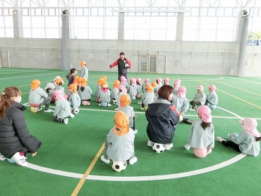 東みのわ保育園：長田ドームでサッカー教室