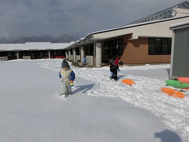 東みのわ保育園：雪遊び楽しいね！