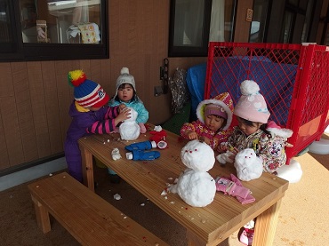 東みのわ保育園：雪遊び楽しいね！