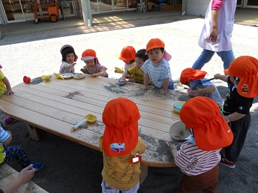 松島保育園：未満児 うさぎ1.2組「木の香りのテーブルで遊んだよ！」