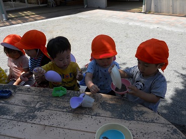 松島保育園：未満児 うさぎ1.2組「木の香りのテーブルで遊んだよ！」