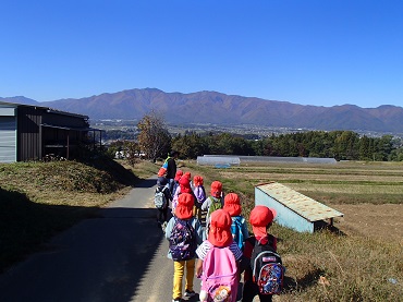 三日町保育園：秋の散歩（4歳児　すみれ組）福与公民館へ