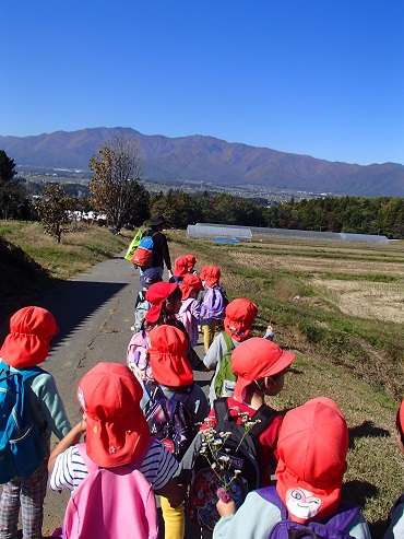 三日町保育園：秋の散歩（4歳児　すみれ組）福与公民館へ