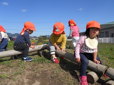 松島保育園：うさぎ組　「クローバーの丘で遊んだよ！」
